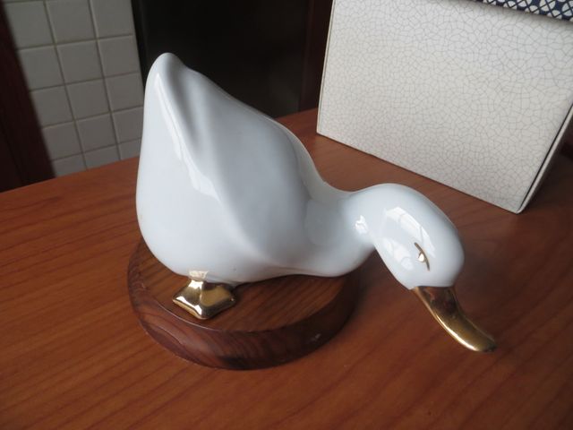 Pato de cerámica con peana de madera