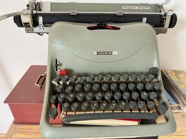 Máquina de escribir Hispano Olivetti Lexicom 80