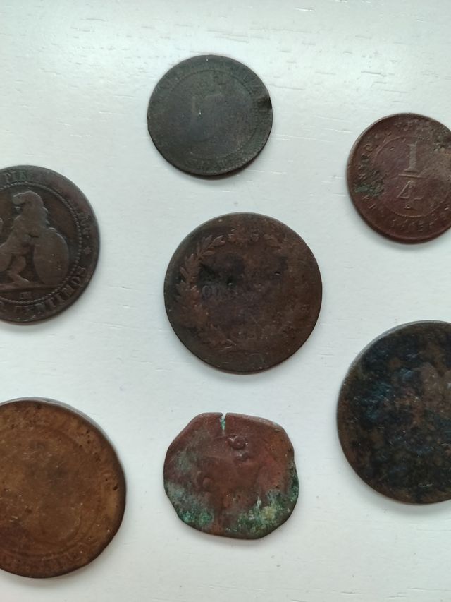Monedas antiguas casi ilegibles