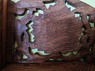 Repisa de madera labrada antigua