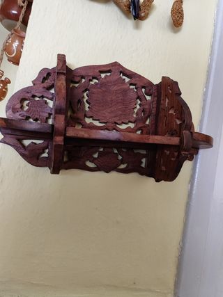 Repisa de madera labrada antigua