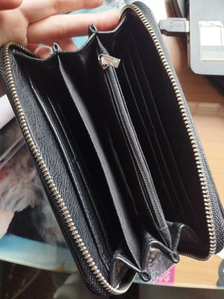 Monedero con dibujo bordado