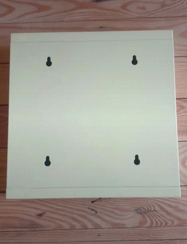 Derriere la porte portachiavi.