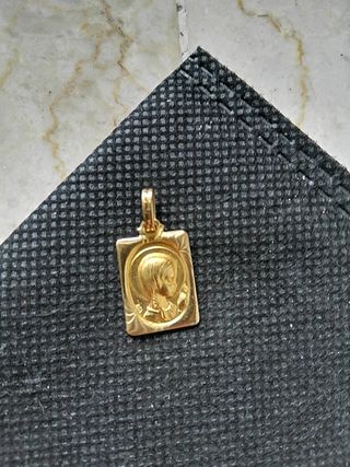 Medalla Virgen niña oro 18k