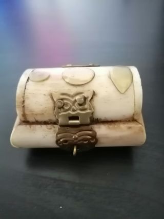 Pequeña caja de hueso con cerradura labrada