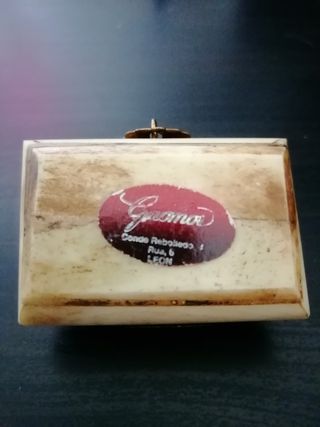 Pequeña caja de hueso con cerradura labrada