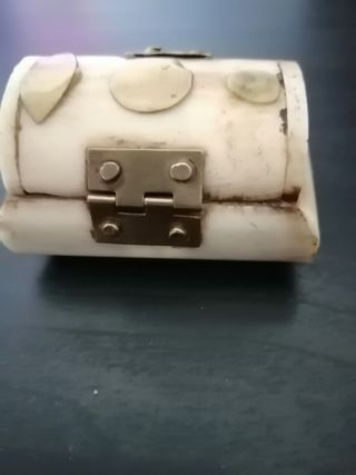 Pequeña caja de hueso con cerradura labrada