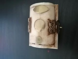 Pequeña caja de hueso con cerradura labrada