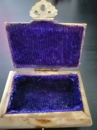 Pequeña caja de hueso con cerradura labrada
