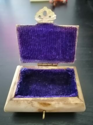 Pequeña caja de hueso con cerradura labrada
