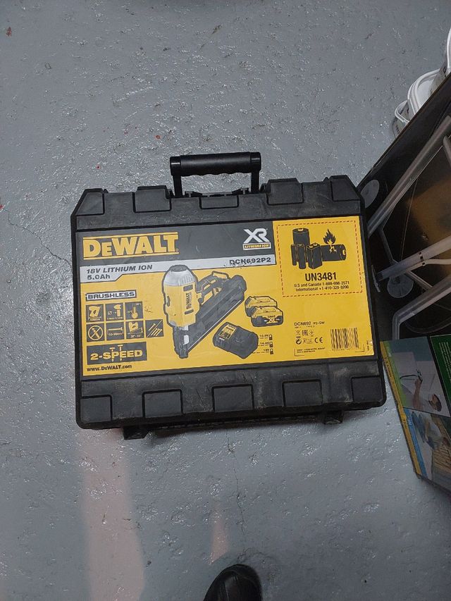 Pistola de clavos DeWalt