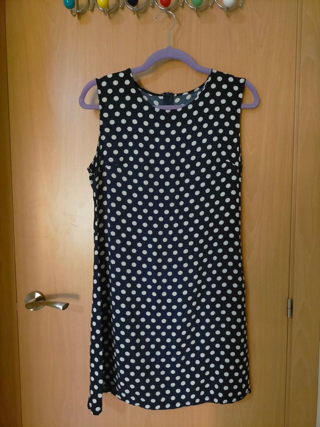 Vestido de lunares de corte básico
