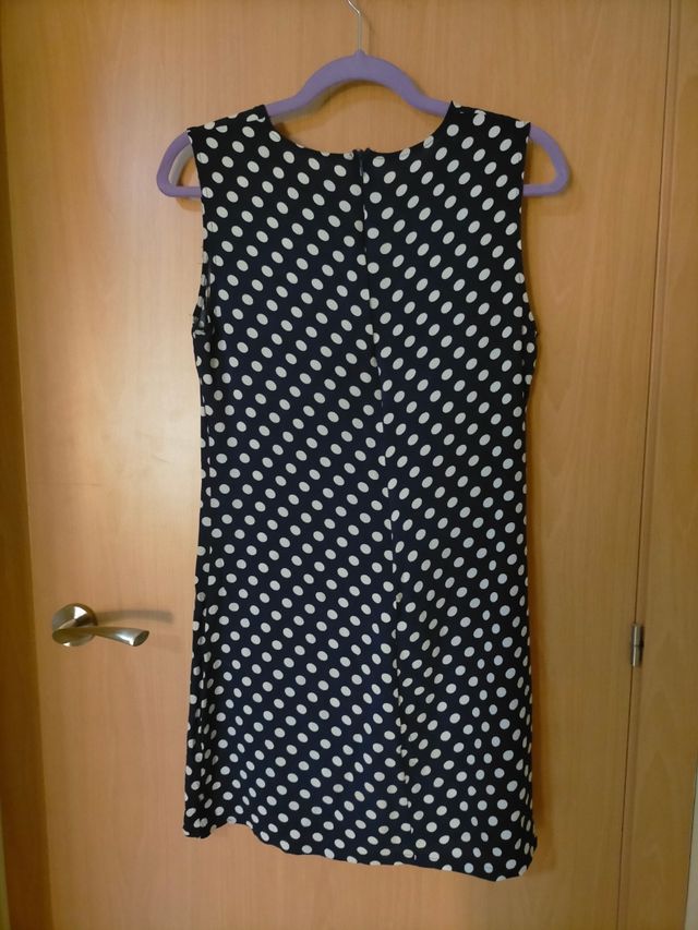 Vestido de lunares de corte básico