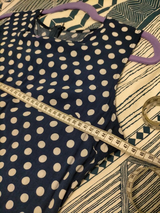 Vestido de lunares de corte básico