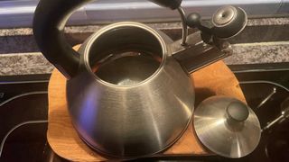 Hervidor de agua silbante.