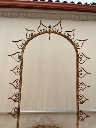 Brocal de pozo hecho a fragua con adornos.