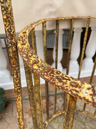 Brocal de pozo hecho a fragua con adornos.