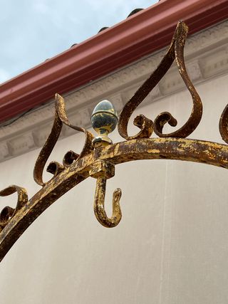Brocal de pozo hecho a fragua con adornos.