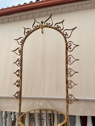 Brocal de pozo hecho a fragua con adornos.