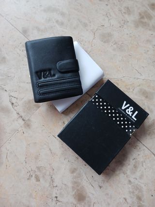 BILLETERA PIEL VICTORIO Y LUCCHINO