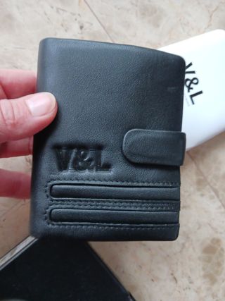 BILLETERA PIEL VICTORIO Y LUCCHINO