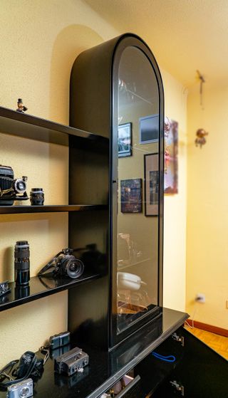 Vitrina y estantería madera