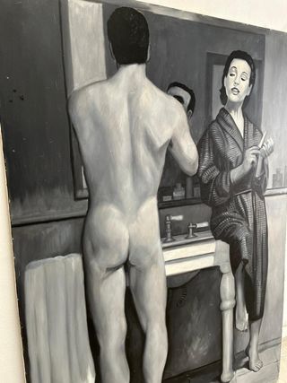 Mujer observando a su marido en el baño,