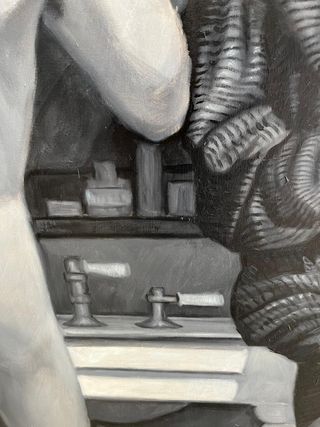 Mujer observando a su marido en el baño,