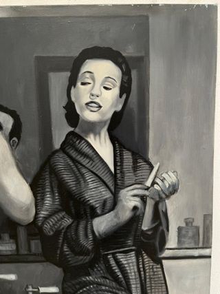 Mujer observando a su marido en el baño,