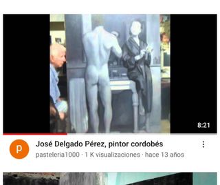 Mujer observando a su marido en el baño,