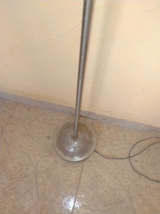 La para de pie flexo estilo industrial