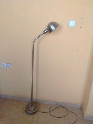 La para de pie flexo estilo industrial