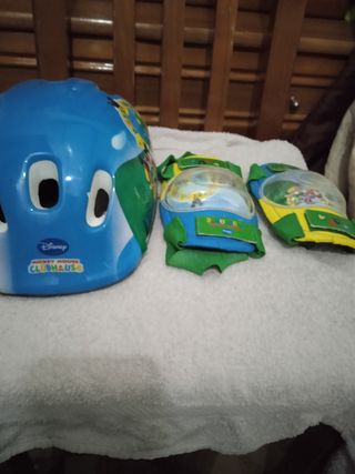 Casco y rodilleras de niño