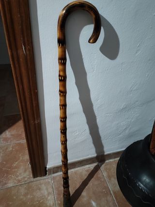 Bastón de madera y pie decorado