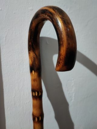 Bastón de madera y pie decorado