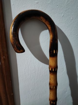 Bastón de madera y pie decorado