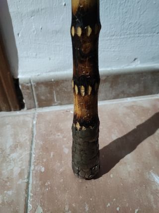 Bastón de madera y pie decorado