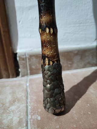 Bastón de madera y pie decorado