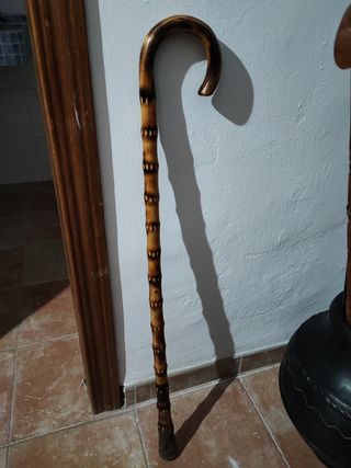 Bastón de madera y pie decorado