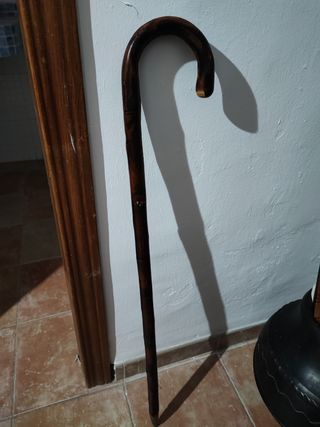 Bastón de madera oscura