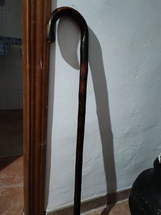 Bastón de madera oscura