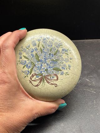 caja de madera pintada