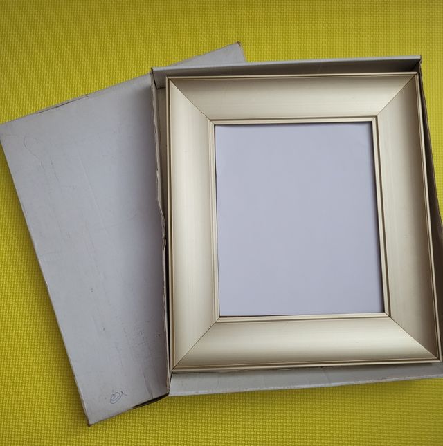 MARCO DE CUADROS Y FOTOS DORADO.