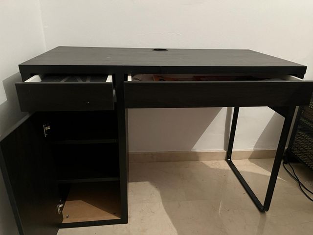 Mesa ikea con cajones y estanteria