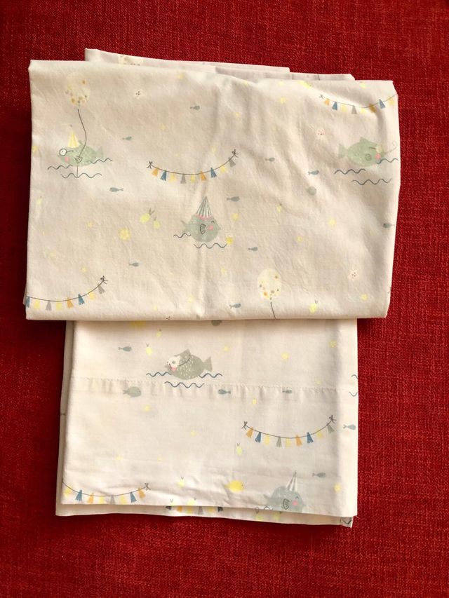 Conjunto sabanas cuna y protectores.