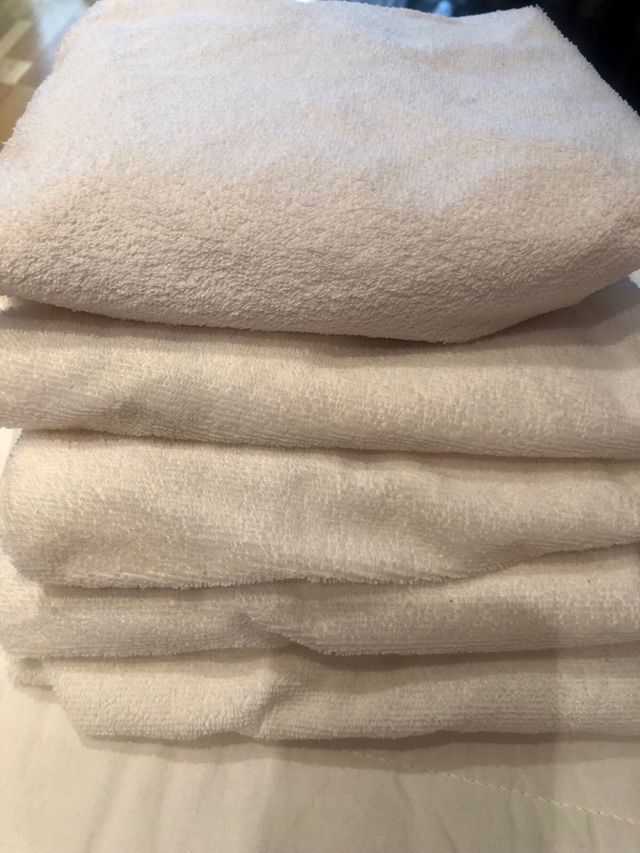 Conjunto sabanas cuna y protectores.