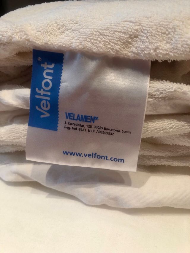 Conjunto sabanas cuna y protectores.