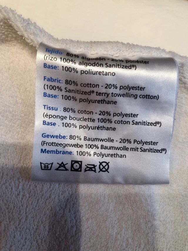 Conjunto sabanas cuna y protectores.