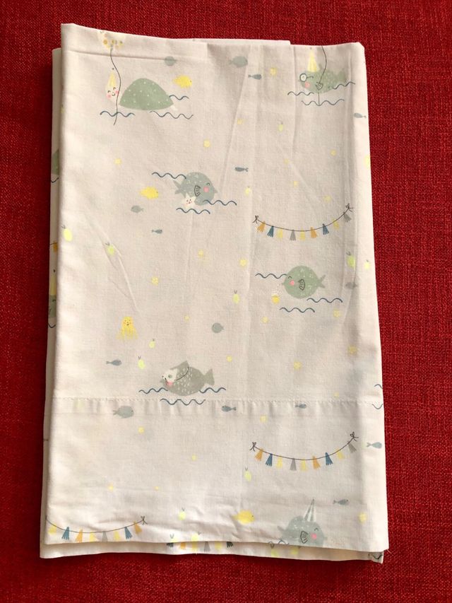 Conjunto sabanas cuna y protectores.