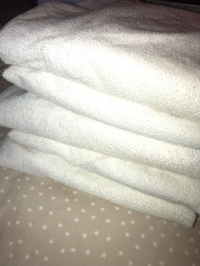 Conjunto sabanas cuna y protectores.